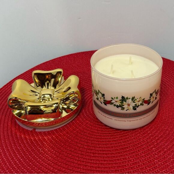 BBW The Perfect Christmas 3 Wick Scented Candle, Gold Tone Bow Lid/Topper NWT - Picture 4 of 5